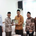 Hibahkan Buku ke Perpustakaan, Sesepuh UIN Walisongo Harap Kampus Tampil di Level Internasional