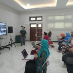 Siapkan Blended Learning,  Dosen FITK dilatih menggunakan Interactive Flat Panel