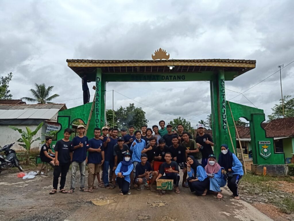 Menggandeng Komunitas Pemuda, Mahasiswa KKN Nusantara Adakan Pengecatan Gapura dan Kerja Bakti