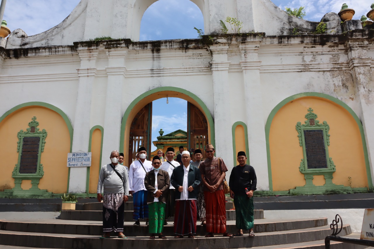 Dies Natalis ke-52, Rektor UIN Walisongo Pimpin Ziarah ke Makam Raja-Raja Sumenep