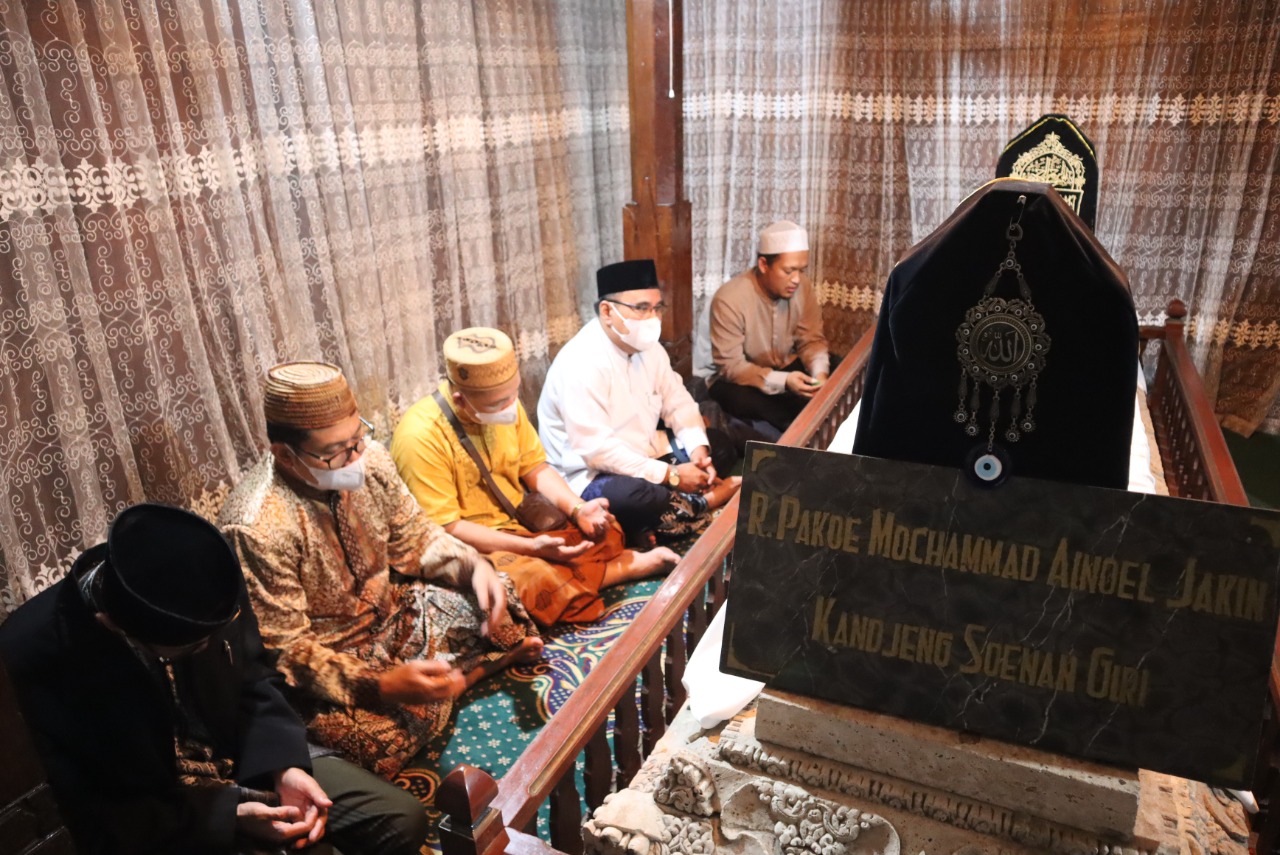 Hujan Deras Warnai Kegiatan UIN Walisongo Ziarah ke Makam 4 Wali