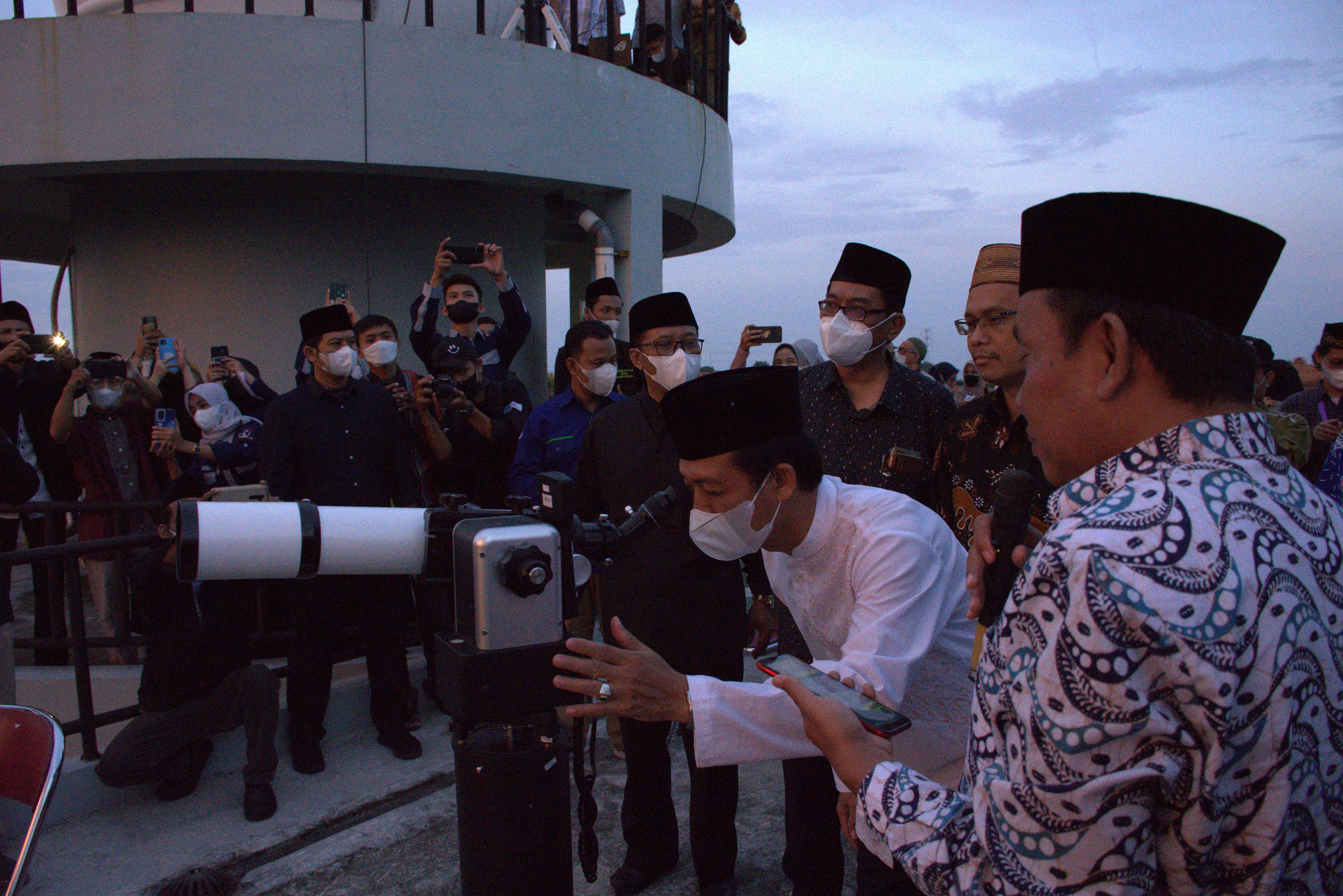 UIN Walisongo Terjunkan Tim Rukyatul Hilal di Dua Lokasi untuk Pastikan Awal Syawal 1443 H UIN Walisongo Terjunkan Tim Rukyatul Hilal di Dua Lokasi untuk Pastikan Awal Syawal 1443 H