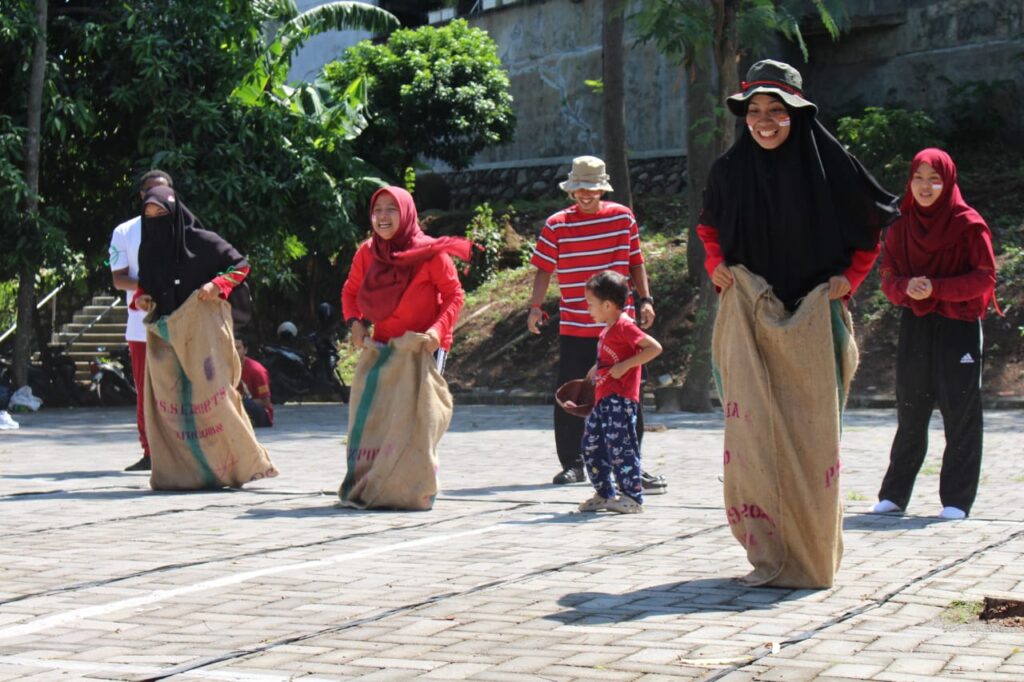 Meriahkan Perayaan Kemerdekaan RI, BIPA UIN Walisongo Ajak Mahasiswa Asing Lomba Tradisional Meriahkan Perayaan Kemerdekaan RI, BIPA UIN Walisongo Ajak Mahasiswa Asing Lomba Tradisional
