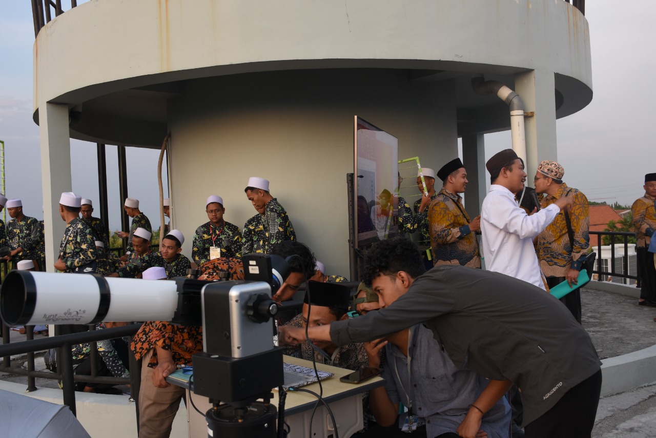 Rukyatul Hilal Rabi’ul Awwal : Santri Pondok Pesantren Mambaul Hikam Sidoarjo Belajar ke Planetarium dan Observatorium UIN Walisongo Semarang