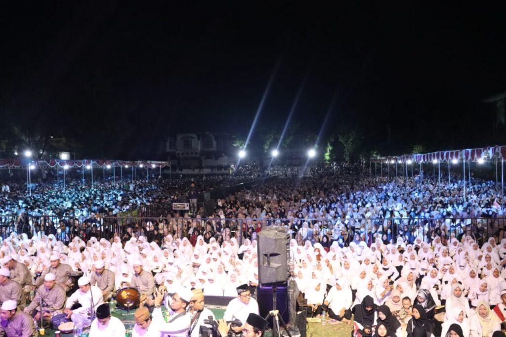 Ribuan Jama’ah Bersholawat Bersama di UIN Walisongo