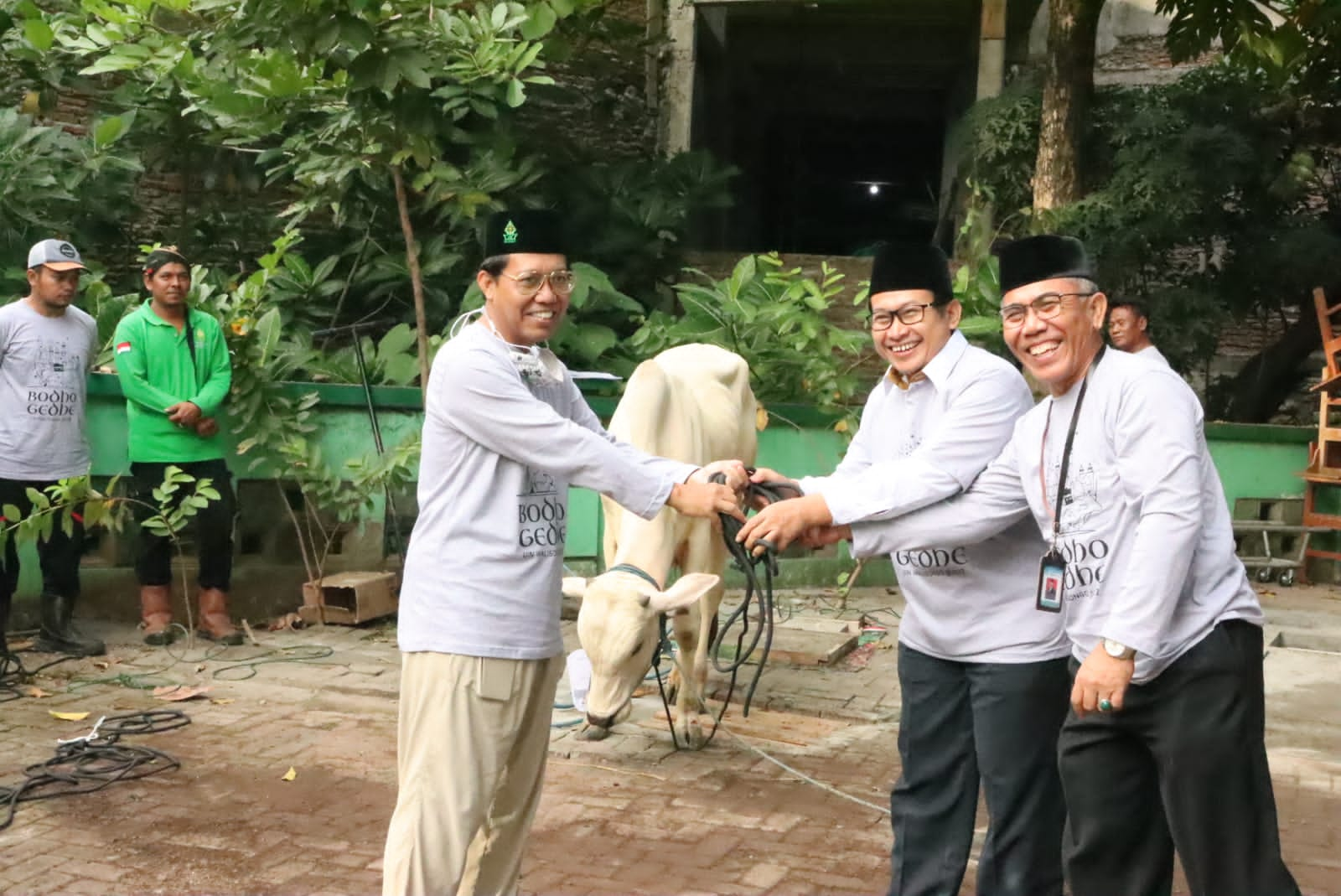 UIN Walisongo Bagi 1.000 Bungkus Daging Kurban ke Pegawai dan Warga Sekitar