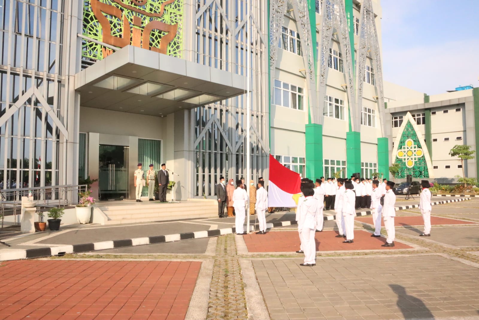 HUT RI Ke-77: UIN Walisongo Gelar Upacara Pengibaran Bendera Merah Putih