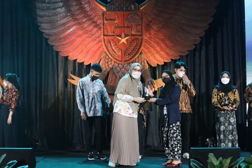 SKM Amanat UIN Walisongo Raih 2 Gold Winner SPS Award 2022 di Yogyakarta SKM Amanat UIN Walisongo Raih 2 Gold Winner SPS Award 2022 di Yogyakarta