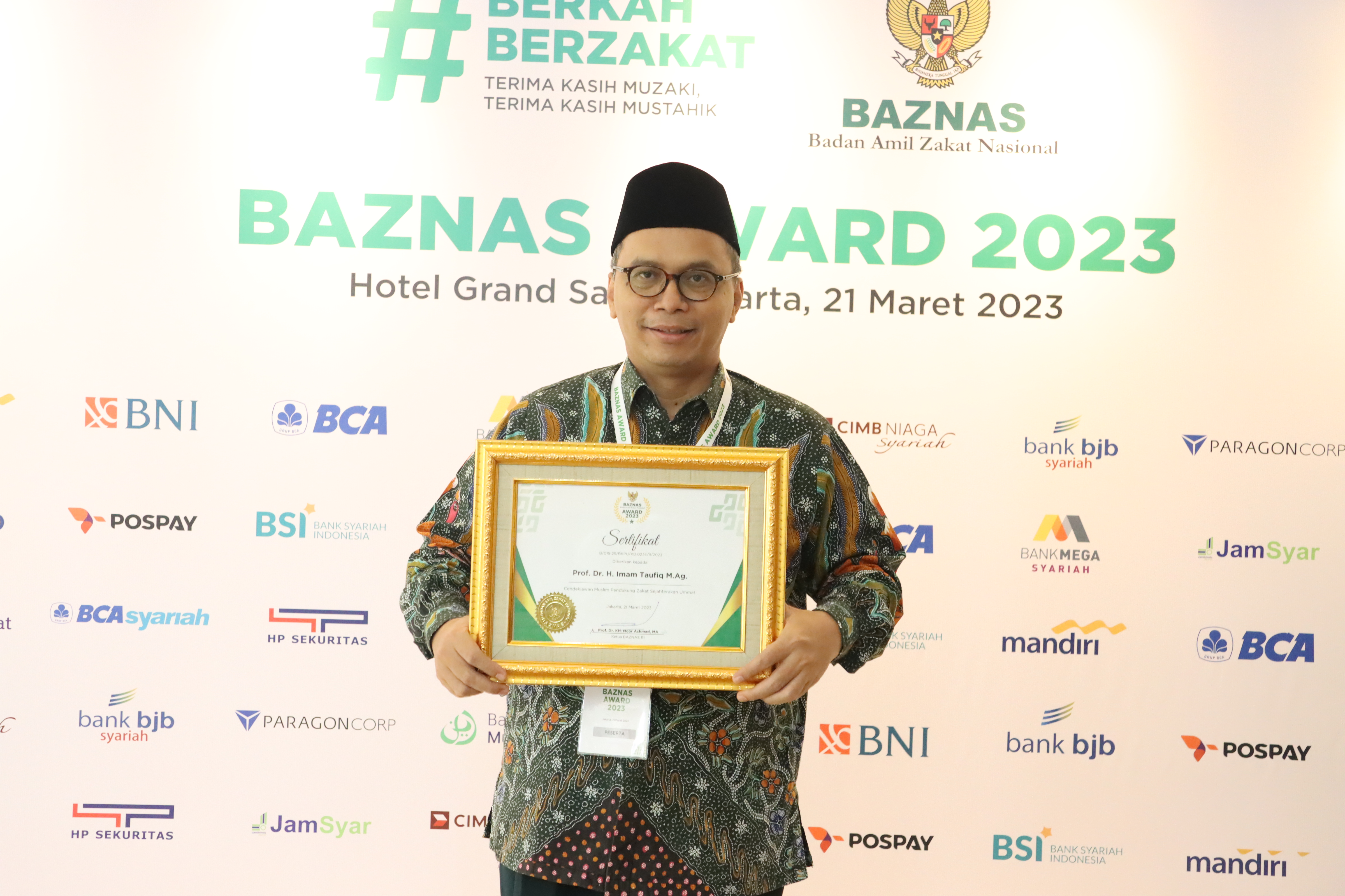 Berhasil Kelola Zakat untuk Sejahterakan Ummat, Prof. Dr. Imam Taufiq terima Baznas Award 2023