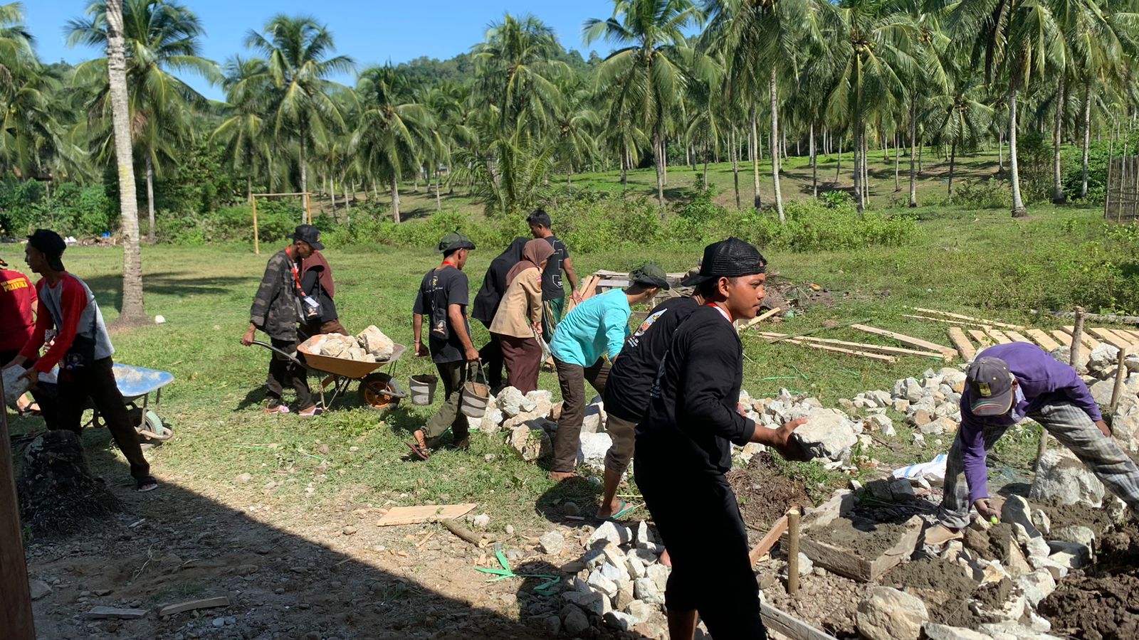 Kontingen Pramuka Walisongo Terapkan Bina Masyarakat Melalui Bakti Desa PWN PTK XVI