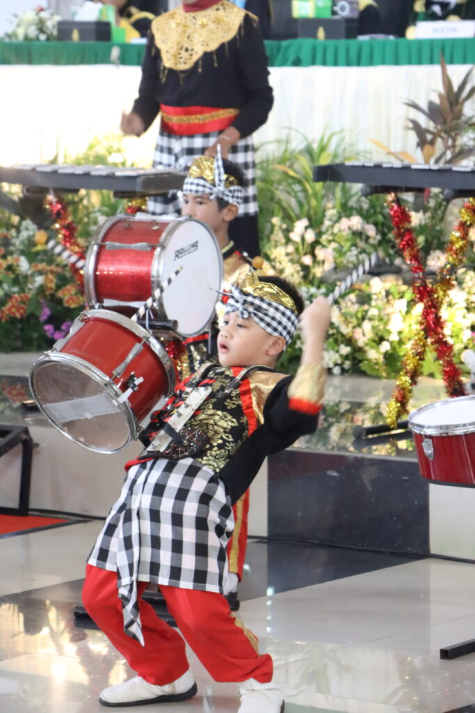 Semarak Wisuda UIN Walisongo, Tampilan Marching Band RA Al Hidayah hingga Arakan Mahasiswa Lulus