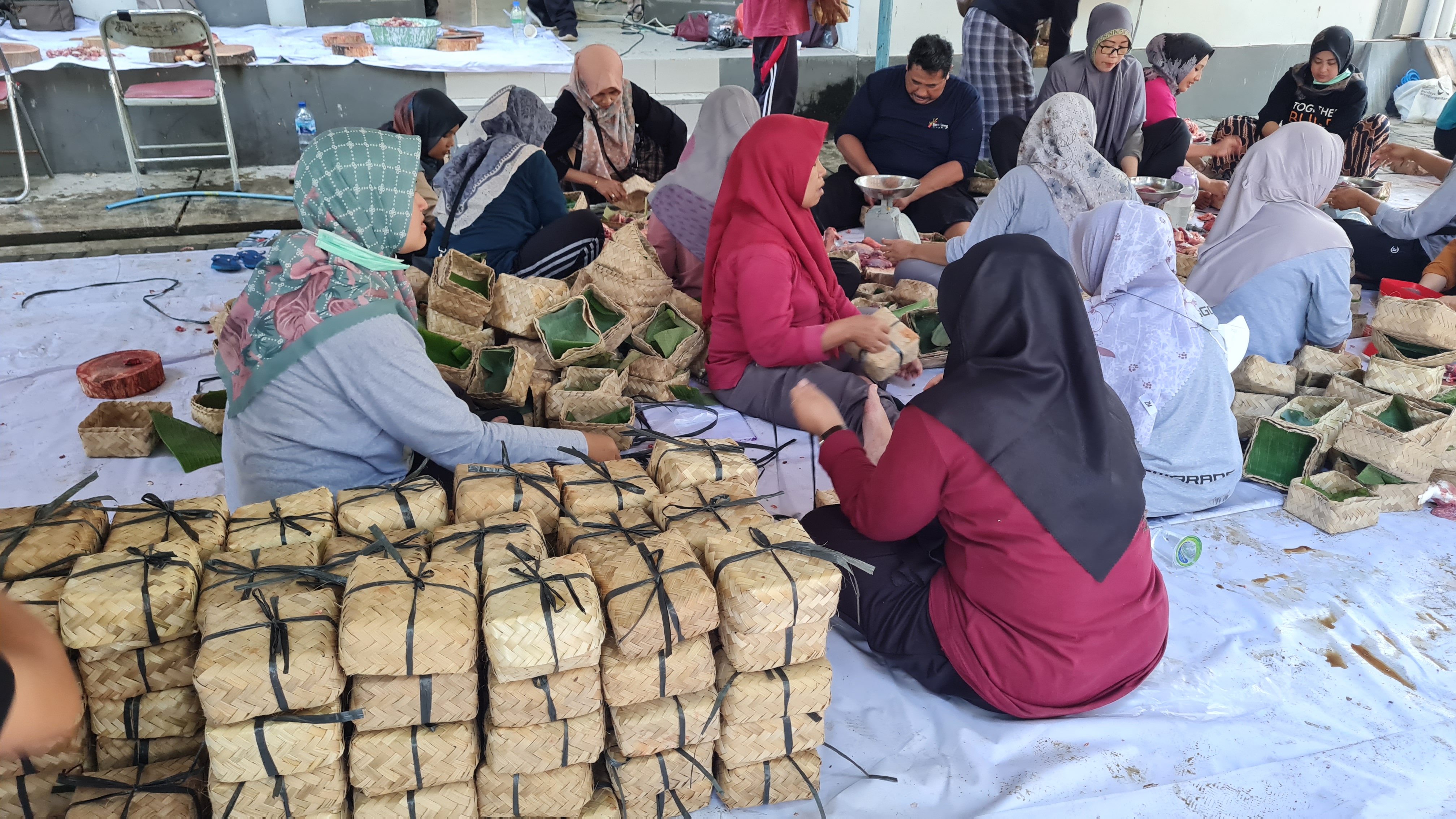 Peduli Lingkungan, UIN Walisongo Bungkus 1200 Daging Kurban dengan Besek Bambu