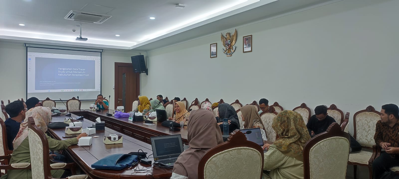 LPM Fasilitasi WCC Lakukan Pengolahan Data Bareng Bersama Tim Tracer Study