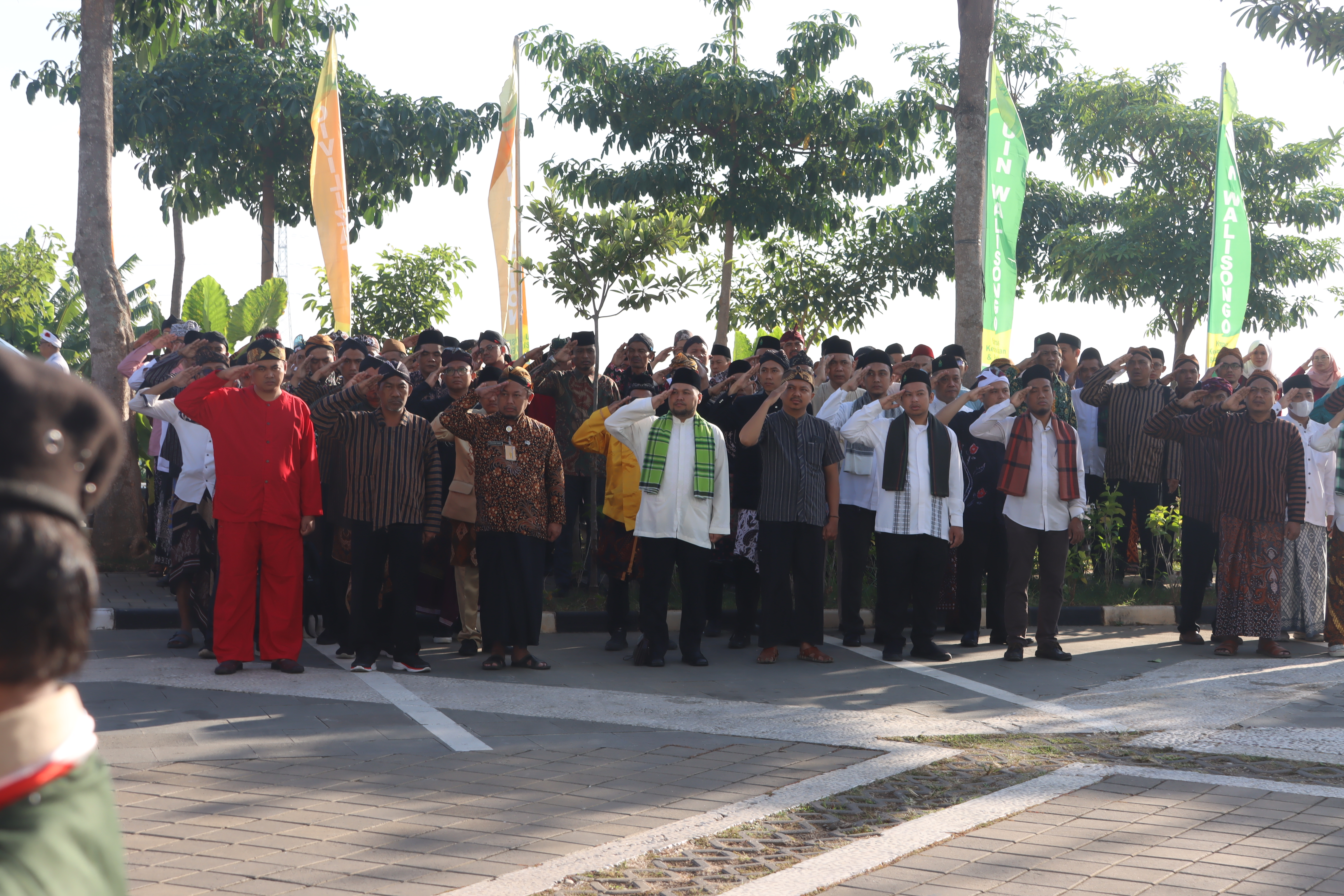 Rayakan Kemerdekaan, Peserta Upacara UIN Walisongo Pakai Baju Adat