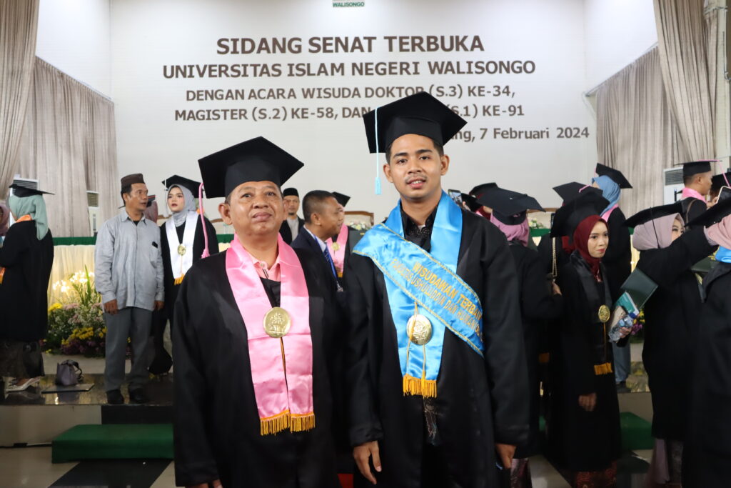 Inspiratif, Ayah dan Anak Lulus Bersama di UIN Walisongo Semarang