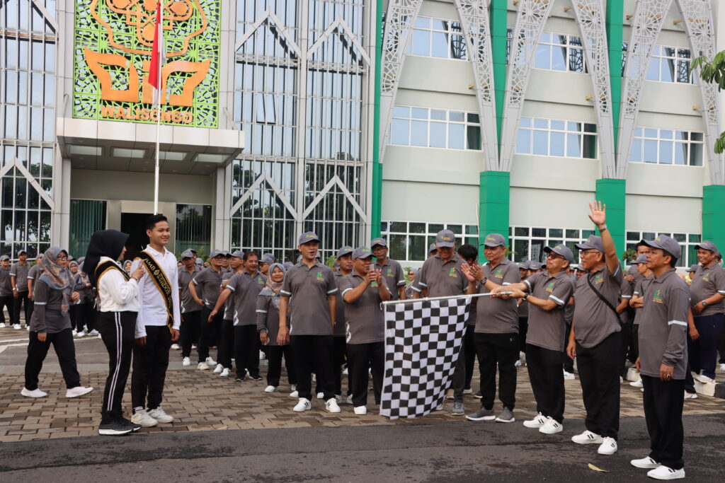 Semarak, Ribuan Orang Ikuti Jalan Sehat Acara Puncak Dies Natalis UIN Walisongo