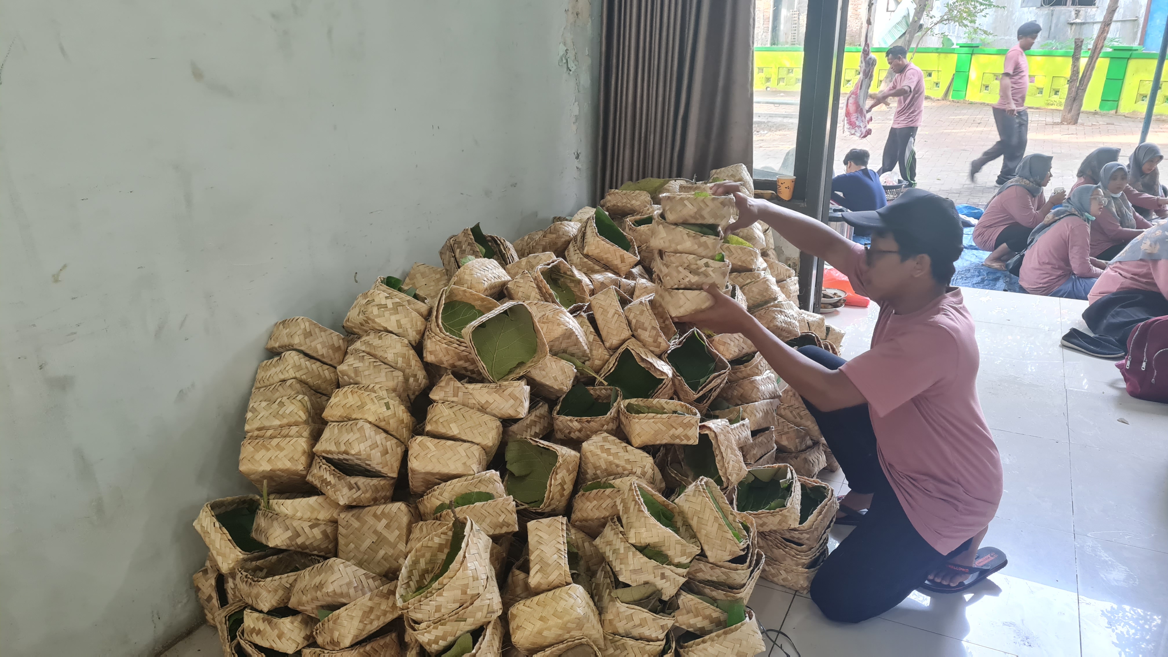 Usung Konsep Ramah Lingkungan, UIN Walisongo Kembali Bagikan 1200 Daging Kurban dengan Besek Bambu