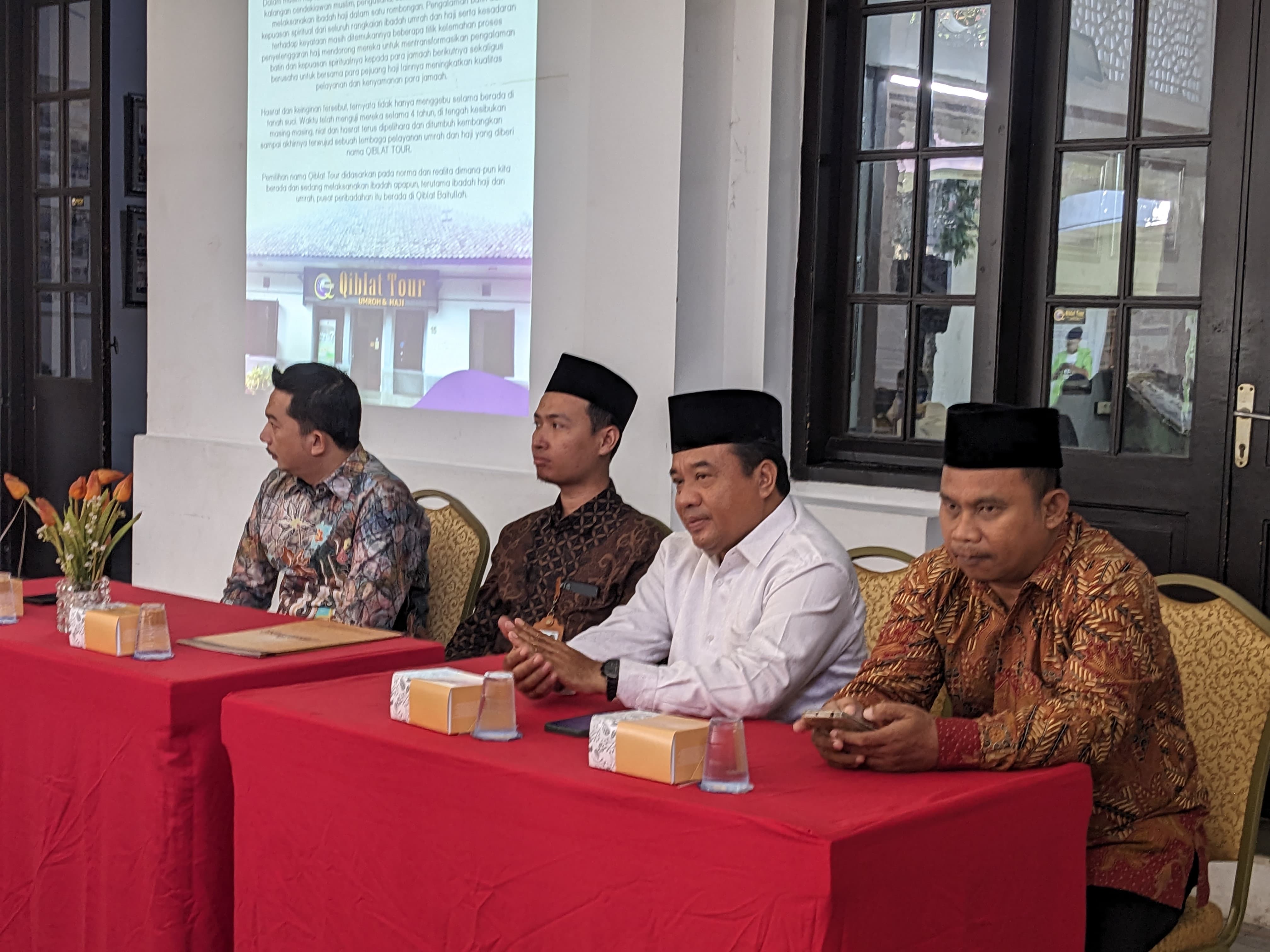 Mahasiswa Manajemen Haji dan Umrah UIN Walisongo Semarang Kunjungi PT Qiblat Tour Islami Bandung