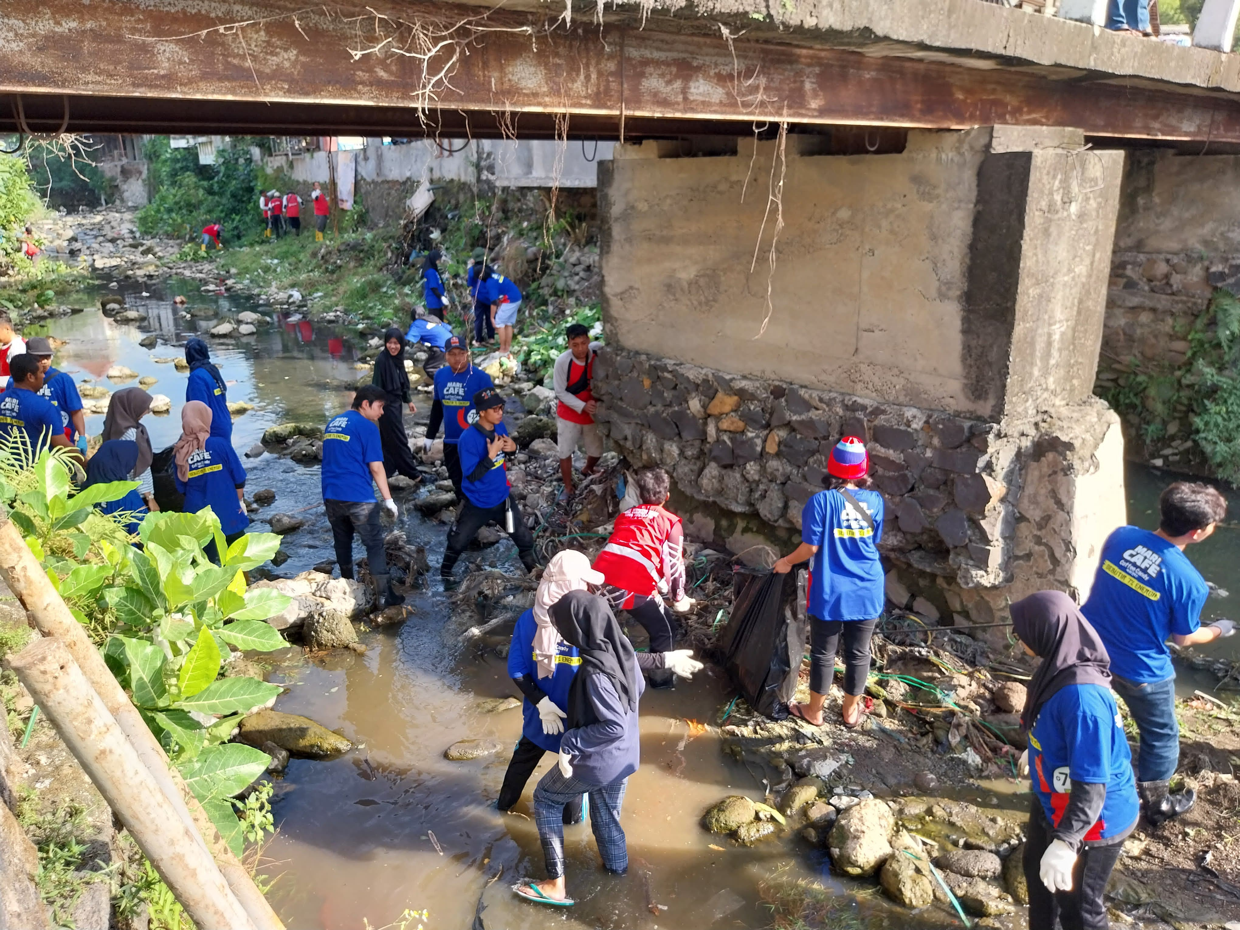 Mahasiswa Teknik Lingkungan UIN Walisongo Kolaborasi dengan Perusahaan dan Pemerintah, Bersihkan Sungai Silandak Lewat Program “Kali-kali Aja Resiiik”