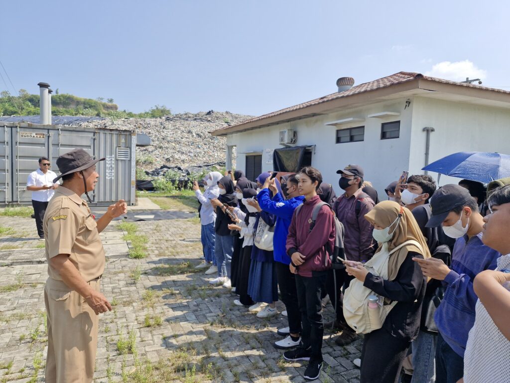Kunjungi TPA Jatibarang, Mahasiswa Teknik Lingkungan UIN Walisongo: Sarana Meningkatkan Pengetahuan Tentang Pengolahan Sampah. Kunjungi TPA Jatibarang, Mahasiswa Teknik Lingkungan UIN Walisongo: Sarana Meningkatkan Pengetahuan Tentang Pengolahan Sampah.