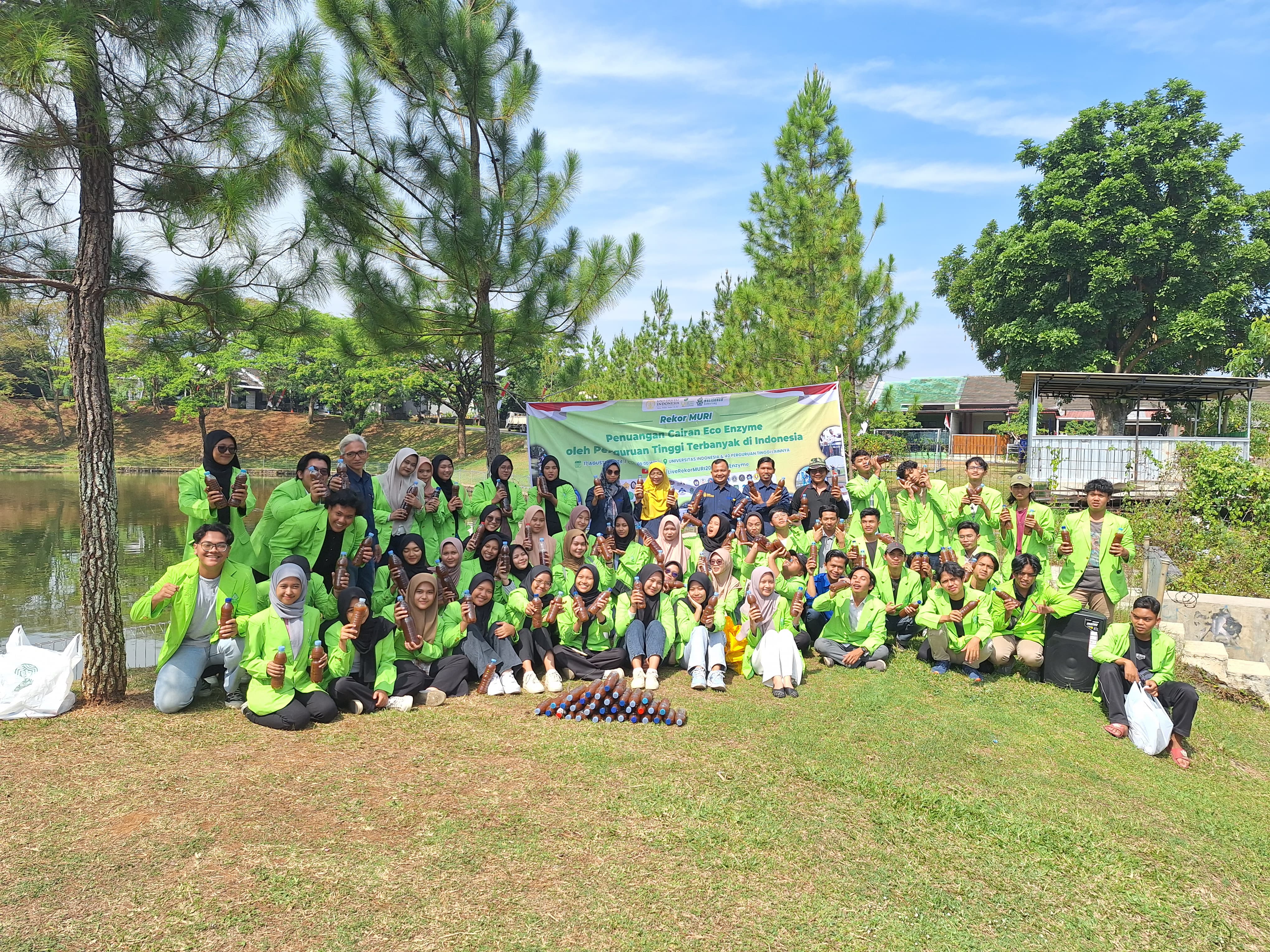 Program Studi Teknik Lingkungan Lakukan Penuangan Eco Enzym di Danau Jatisari Mijen sebagai Bagian dari Rekor MURI