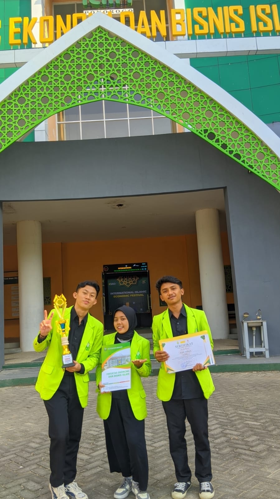 Mahasiswa Prodi Ekonomi Islam FEBI UIN Walisongo Raih Juara III di International Festival Ekonomi Syariah (IFES) 2024