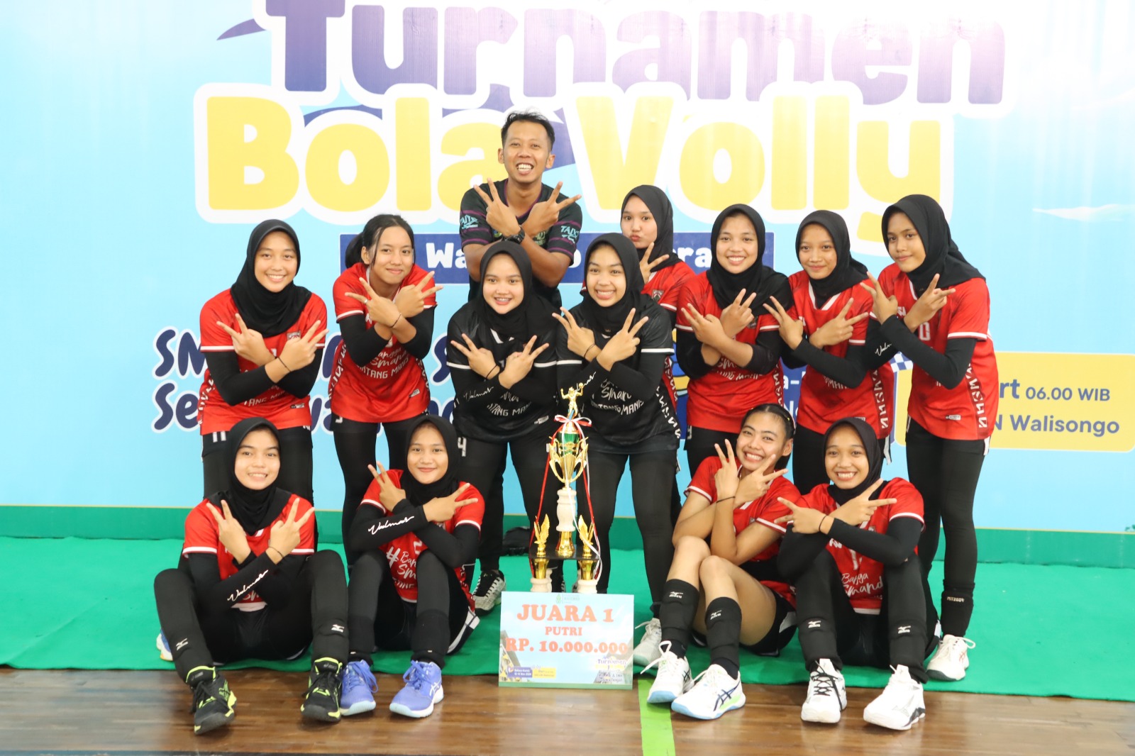 Final Turnamen Voli, SMA NU Al-Ma’ruf Kudus Juara Putra SMAN 2 Kebumen Juara Putri