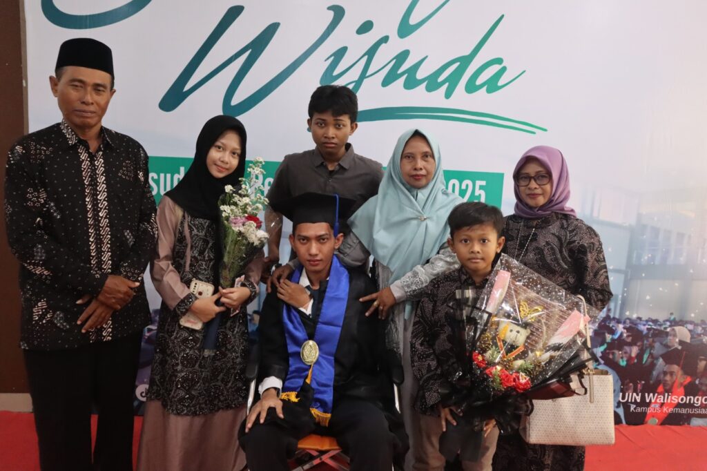 Dari Kursi Roda ke Panggung Wisuda: Rizal Kan Nabhan Tembus Batas, Raih Gelar Sarjana