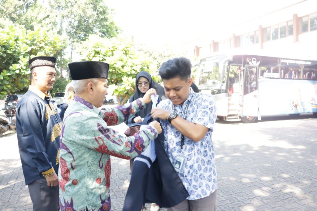 Rektor Lepas Mahasiswa KKN Misi Khusus Papua