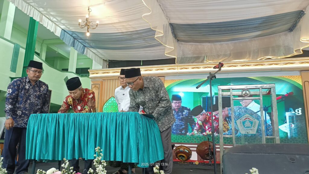 Penandatanganan MOU di saksikan oleh Menteri Koordinator Bidang Pemberdayaan Masyarakat Republik Indonesia Penandatanganan MOU di saksikan oleh Menteri Koordinator Bidang Pemberdayaan Masyarakat Republik Indonesia