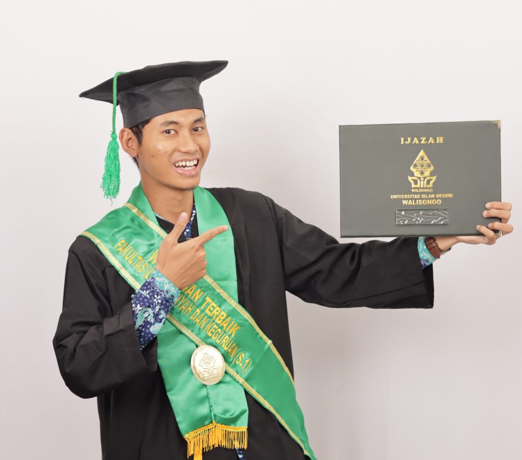 Fawaid, Wisudawan PAI UIN Walisongo Peraih Cumlaude, Kini Mengabdi di MTsN Rembang