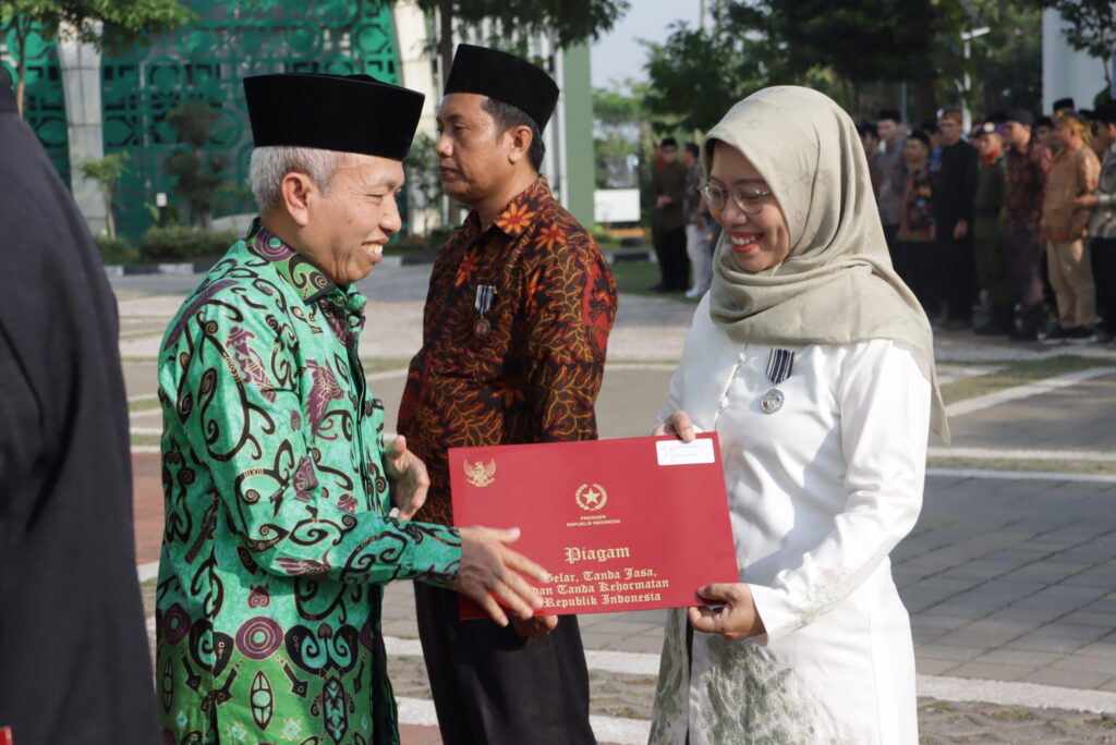 Upacara HUT ke-80 RI, 138 PNS UIN Walisongo Terima Satyalencana Karya Satya