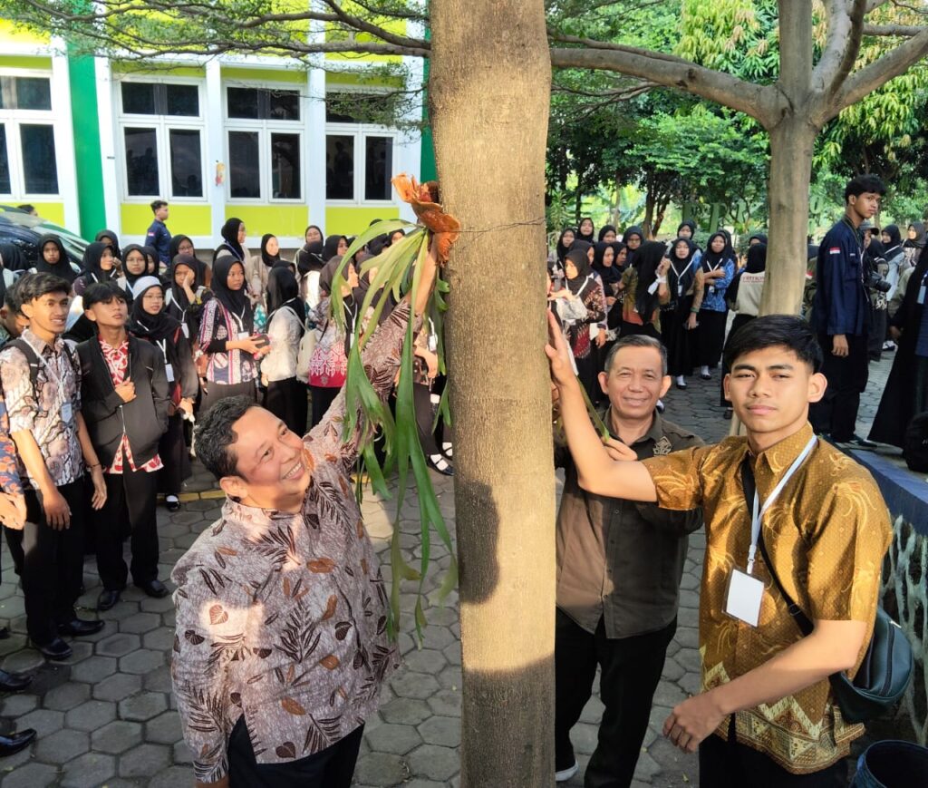Mahasiswa Baru FPK Tanam Anggrek dan Tanaman Bernilai Ekonomi Tinggi: Wujudkan Smart and Green Campus Bernuansa Eco-Theology