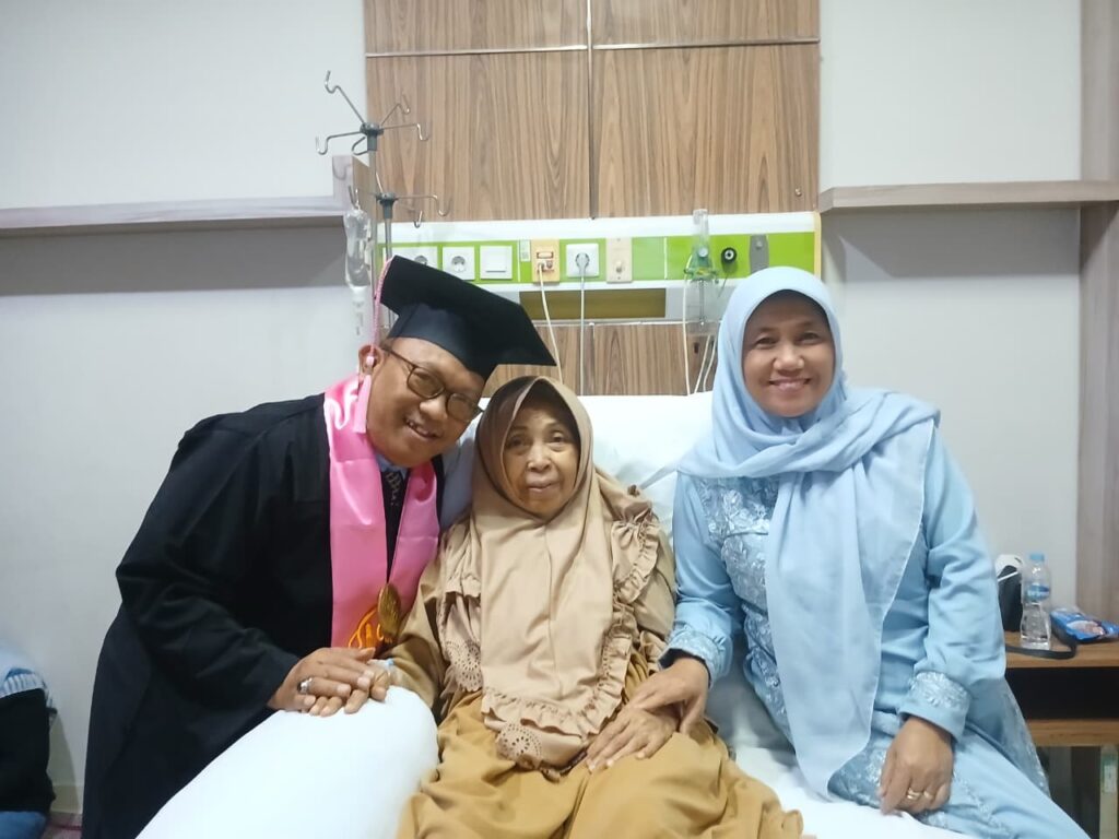 “Toga untuk Bapak di Surga”: Kisah Inspiratif Agus Fathuddin Yusuf Raih Gelar Doktor UIN Walisongo