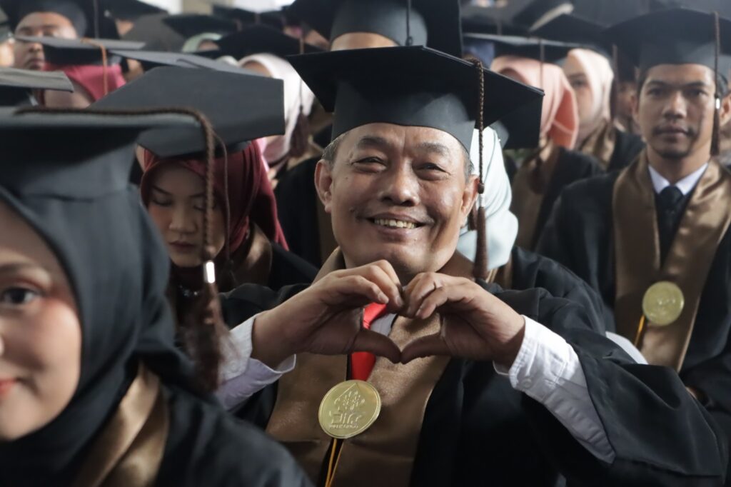 Pendidikan bagai Cahaya, Kisah Kiai Budi Harjono, Raih Predikat Terbaik S2 UIN Walisongo