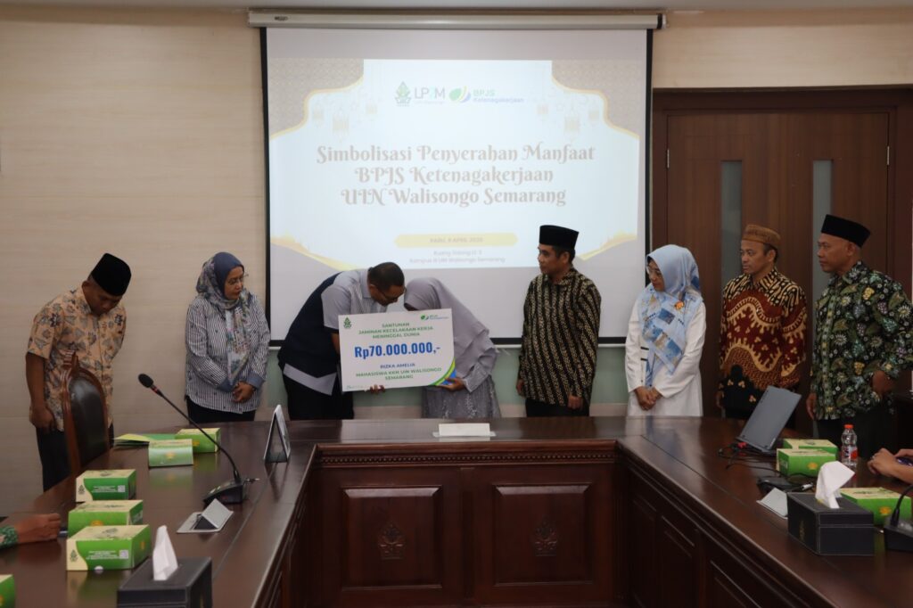 UIN Walisongo Serahkan Dana Manfaat BPJS Senilai Rp 420 Juta bagi Keluarga Mahasiswa KKN Korban Musibah UIN Walisongo Serahkan Dana Manfaat BPJS Senilai Rp 420 Juta bagi Keluarga Mahasiswa KKN Korban Musibah