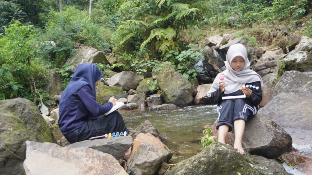 Bukan Sekadar Piknik, Mahasiswa KPI Walisongo Sulap Curug Jadi Ruang Pulih dan Tawa Bersama