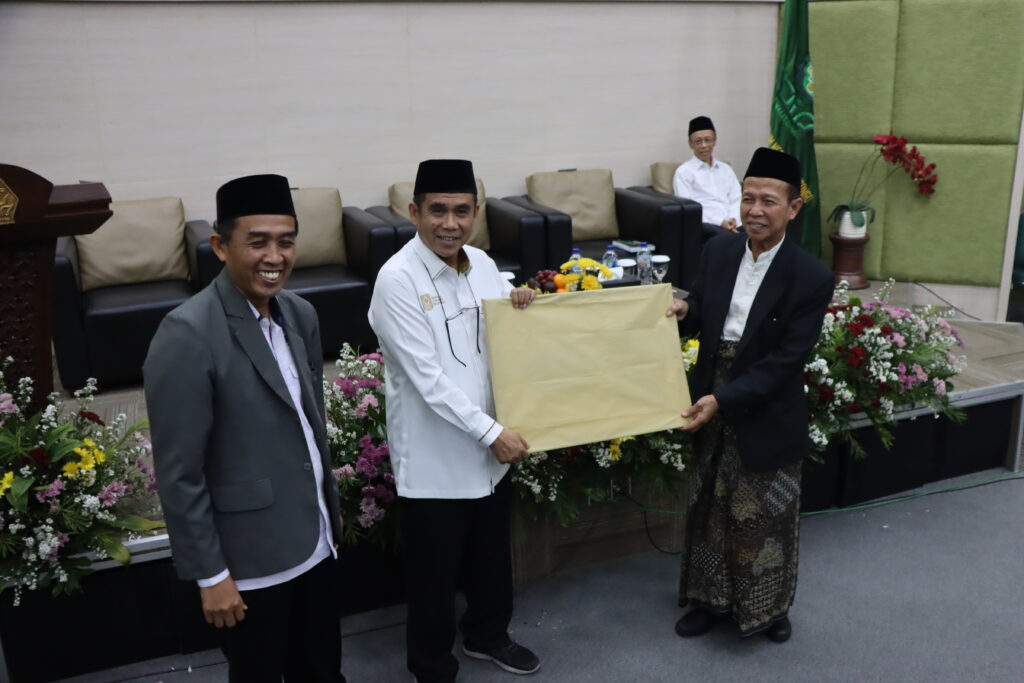 Luncurkan Biografi 70 Tahun Prof. Erfan Soebahar, Rektor: Refleksi Mahakarya Ulama-Intelektual Ilmu Hadis