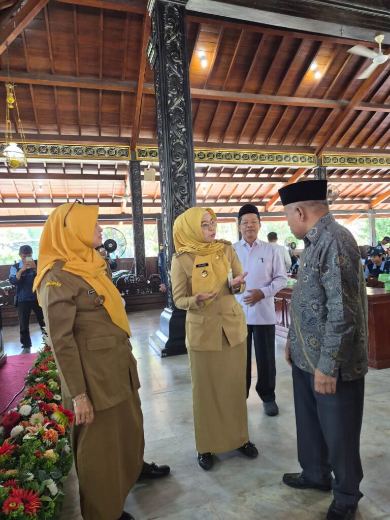 WR 2 UIN Walisongo Semarang Serahkan 1.301 Mahasiswa KKN di Kabupaten Demak WR 2 UIN Walisongo Semarang Serahkan 1.301 Mahasiswa KKN di Kabupaten Demak