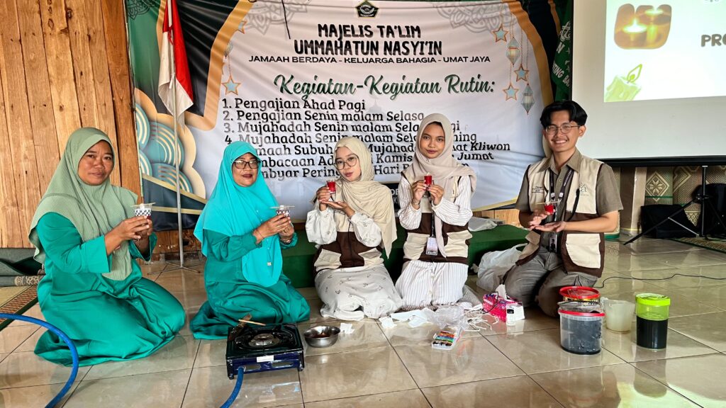 Mahasiswa KKN UIN Walisongo Latih Pembuatan Lilin Aromaterapi dari Minyak Jelantah Mahasiswa KKN UIN Walisongo Latih Pembuatan Lilin Aromaterapi dari Minyak Jelantah