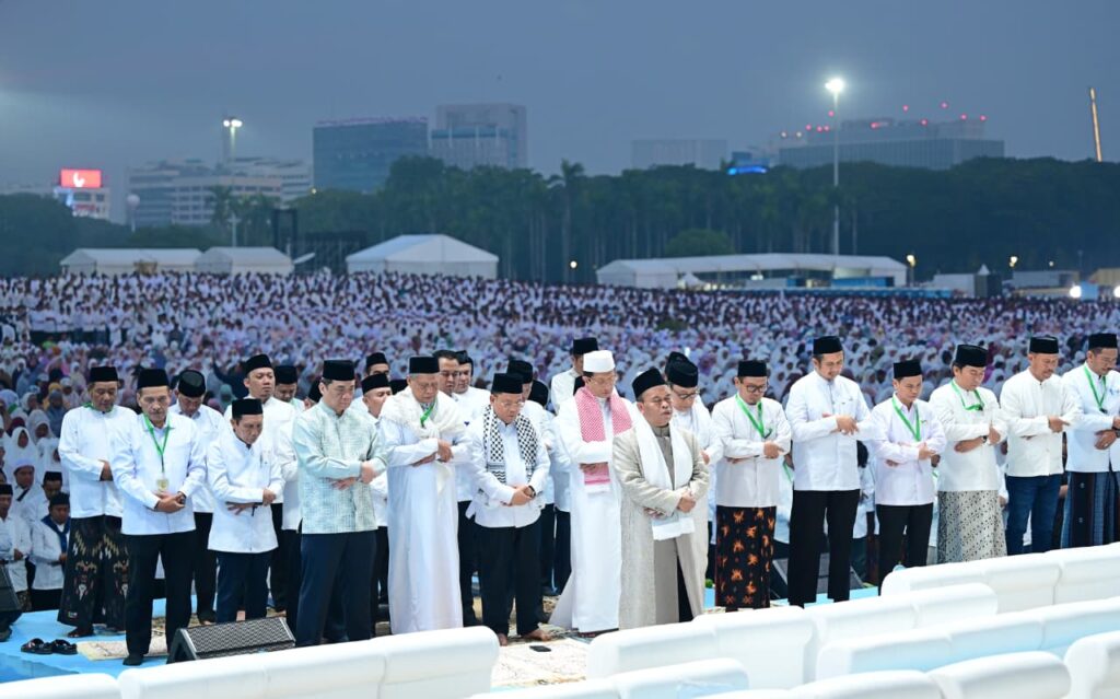 100.000 Jemaah Hadiri Zikir dan Doa Kebangsaan di Monas, Wujud Syukur atas Kemerdekaan Indonesia 100.000 Jemaah Hadiri Zikir dan Doa Kebangsaan di Monas, Wujud Syukur atas Kemerdekaan Indonesia