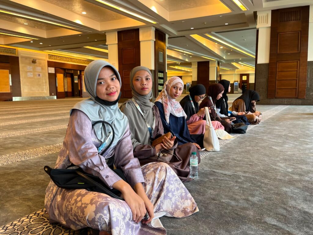 Mahasiswa KKN Internasional Arab Saudi Jelajah Kawasan Ajyad Masofi, Temukan Titik Tenang Beribadah di Zamzam Tower Mahasiswa KKN Internasional Arab Saudi Jelajah Kawasan Ajyad Masofi, Temukan Titik Tenang Beribadah di Zamzam Tower