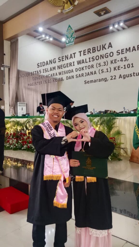 Hat-trick Lulusan Terbaik dan Wisuda Bareng Istri: Kisah Perjuangan Dr. Nasikhin dari Beras Kondangan Hingga Panggung S3 UIN Walisongo