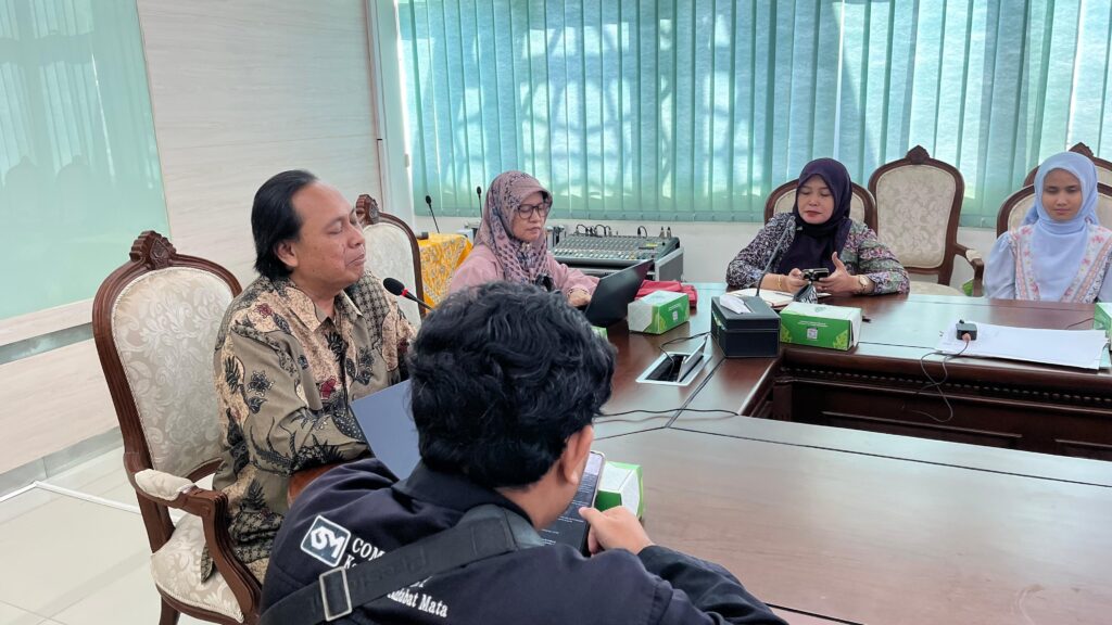 Bukan Menggantikan, tapi Menuntun: Kiat Ajar Ramah Difabel di UIN Walisongo Bukan Menggantikan, tapi Menuntun: Kiat Ajar Ramah Difabel di UIN Walisongo