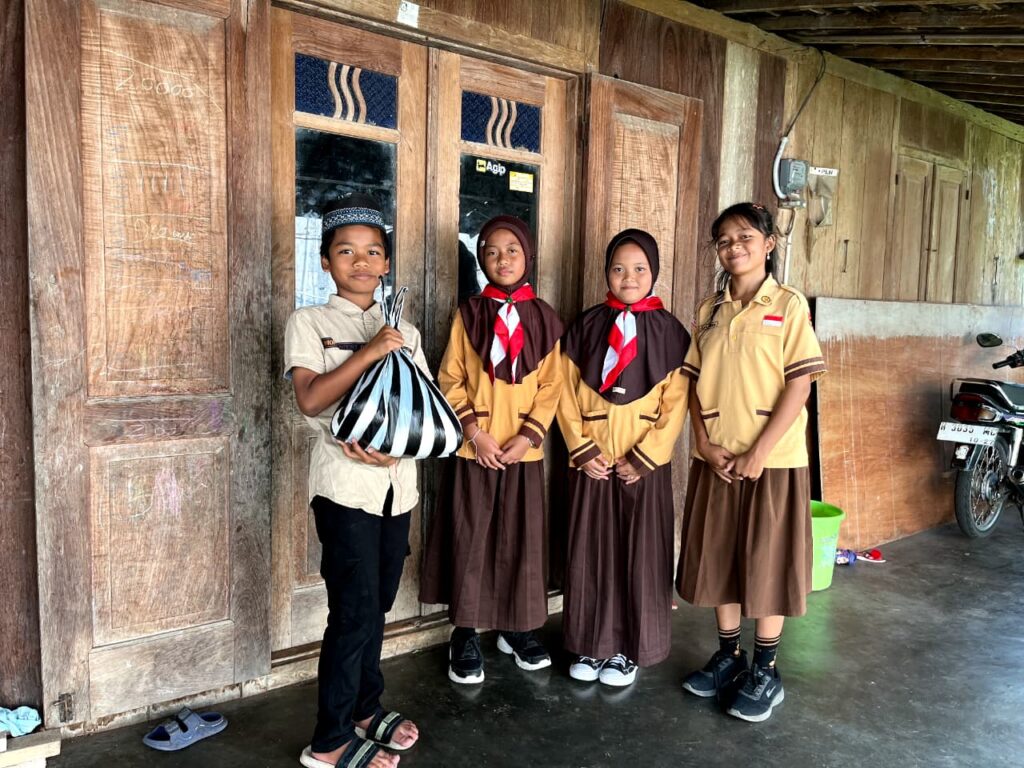 Menebar Kebaikan, Menumbuhkan Kepedulian: Siswa SDN Banyubiru 04 Peringati Hari Pramuka Melalui Kegiatan Bakti sosial Menebar Kebaikan, Menumbuhkan Kepedulian: Siswa SDN Banyubiru 04 Peringati Hari Pramuka Melalui Kegiatan Bakti sosial