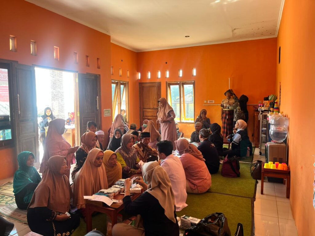 Kolaborasi dengan Puskesmas dan Posyandu, KKN UIN Walisongo Gelar Pengobatan dan Cek Kesehatan Gratis