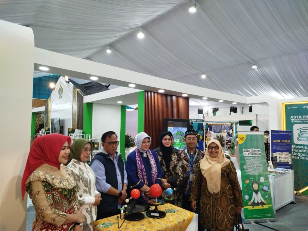 Momentum MTQ Nasional XXXI, Ibu Menteri Agama dan Ibu Wagub Jateng Kunjungi Stand Planetarium UIN Walisongo