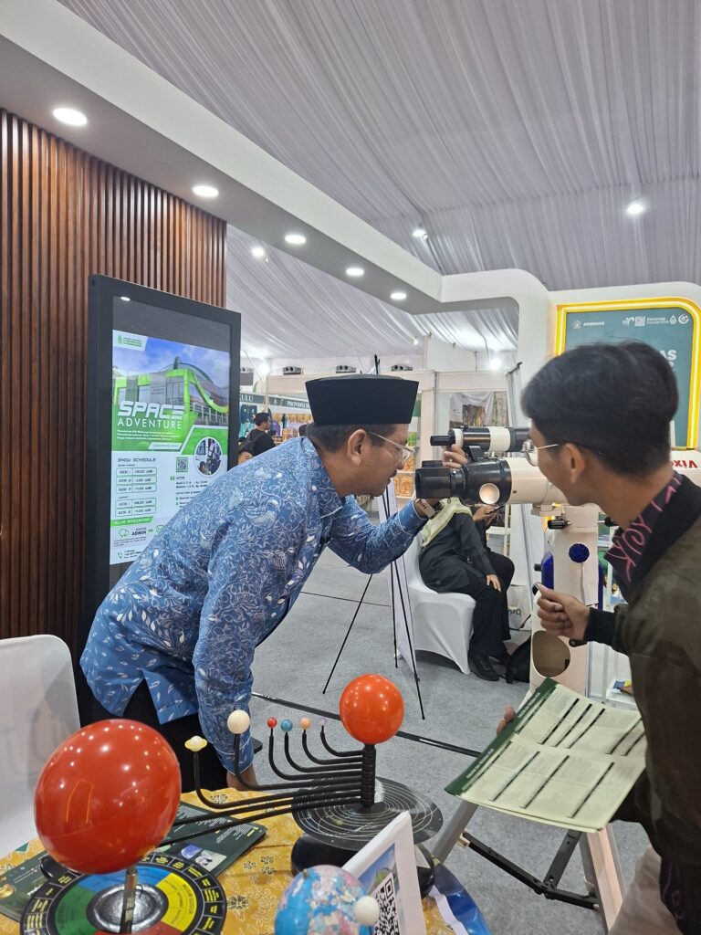 Dirjen Bimas Islam Kunjungi Stand Planetarium UIN Walisongo, Apresiasi Edukasi Astronomi