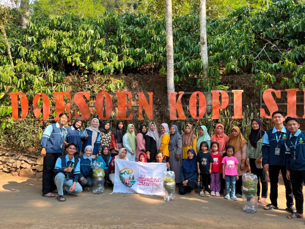 Ubah Sampah Dapur Jadi Berkah, Tim KKN MIT 22 Posko 50 UIN Walisongo Latih Warga Sirap Bikin Pupuk Organik Cair