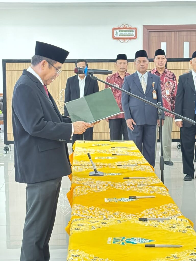 Perkuat Tata Kelola Lembaga, Rektor UIN Walisongo Resmi Lantik Pejabat LPM, LP2M, dan Pimpinan Prodi Perkuat Tata Kelola Lembaga, Rektor UIN Walisongo Resmi Lantik Pejabat LPM, LP2M, dan Pimpinan Prodi